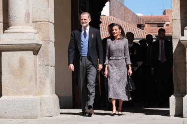 İspanya Kralı VI. Felipe ve İspanya Kraliçesi Letizia, 23 Nisan 2024 tarihinde İspanya 'nın Madrid kentinde bulunan Alcal de Henares Üniversitesi' nde verilen 