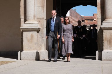 İspanya Kralı VI. Felipe ve İspanya Kraliçesi Letizia, 23 Nisan 2024 tarihinde İspanya 'nın Madrid kentinde bulunan Alcal de Henares Üniversitesi' nde verilen 