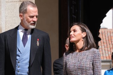 İspanya Kralı VI. Felipe ve İspanya Kraliçesi Letizia, 23 Nisan 2024 tarihinde İspanya 'nın Madrid kentinde bulunan Alcal de Henares Üniversitesi' nde verilen 
