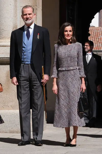 İspanya Kralı VI. Felipe ve İspanya Kraliçesi Letizia, 23 Nisan 2024 tarihinde İspanya 'nın Madrid kentinde bulunan Alcal de Henares Üniversitesi' nde verilen 