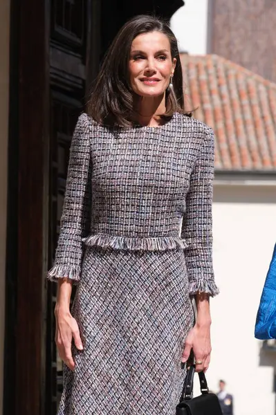 İspanya Kralı VI. Felipe ve İspanya Kraliçesi Letizia, 23 Nisan 2024 tarihinde İspanya 'nın Madrid kentinde bulunan Alcal de Henares Üniversitesi' nde verilen 