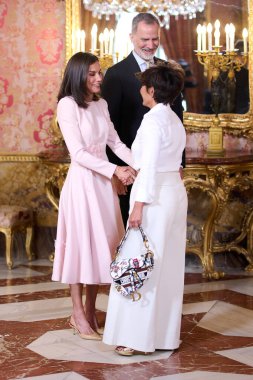  İspanya Kralı VI. Felipe, İspanya Kraliçesi Letizia, 24 Nisan 2024 tarihinde İspanya 'nın Madrid kentinde bulunan Kraliyet Sarayı' ndaki Edebiyat Dünyası Üyeleri için Öğle Yemeğine katılır.