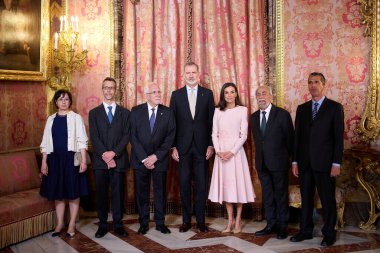 İspanya Kralı VI. Felipe, İspanya Kraliçesi Letizia, 24 Nisan 2024 tarihinde İspanya 'nın Madrid kentinde bulunan Kraliyet Sarayı' ndaki Edebiyat Dünyası Üyeleri için Öğle Yemeğine katılır.