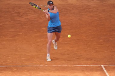 Danimarkalı Caroline Wozniacki, Mutua Madrid Açık 'ın ikinci gününde 24 Nisan 2024' te Madrid, İspanya 'da La Caja Magica' da oynanan karşılaşmada.