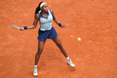 ABD 'li Coco Gauff, 25 Nisan 2024 tarihinde İspanya' nın Madrid kentinde oynanan La Caja Magica 'da oynanan Mutua Madrid Açık ikinci tur karşılaşmasında üçüncü gün Rus Arantxa' ya karşı oynuyor.