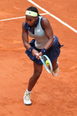 ABD 'li Coco Gauff, 25 Nisan 2024 tarihinde İspanya' nın Madrid kentinde oynanan La Caja Magica 'da oynanan Mutua Madrid Açık ikinci tur karşılaşmasında üçüncü gün Rus Arantxa' ya karşı oynuyor.