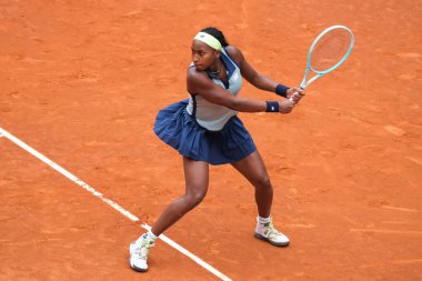 ABD 'li Coco Gauff, 25 Nisan 2024 tarihinde İspanya' nın Madrid kentinde oynanan La Caja Magica 'da oynanan Mutua Madrid Açık ikinci tur karşılaşmasında üçüncü gün Rus Arantxa' ya karşı oynuyor.