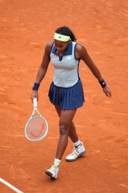 ABD 'li Coco Gauff, 25 Nisan 2024 tarihinde İspanya' nın Madrid kentinde oynanan La Caja Magica 'da oynanan Mutua Madrid Açık ikinci tur karşılaşmasında üçüncü gün Rus Arantxa' ya karşı oynuyor.