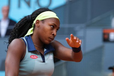 ABD 'li Coco Gauff, 25 Nisan 2024 tarihinde İspanya' nın Madrid kentinde oynanan La Caja Magica 'da oynanan Mutua Madrid Açık ikinci tur karşılaşmasında üçüncü gün Rus Arantxa' ya karşı oynuyor.