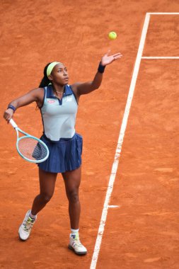 ABD 'li Coco Gauff, 25 Nisan 2024 tarihinde İspanya' nın Madrid kentinde oynanan La Caja Magica 'da oynanan Mutua Madrid Açık ikinci tur karşılaşmasında üçüncü gün Rus Arantxa' ya karşı oynuyor.