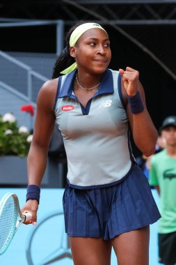 ABD 'li Coco Gauff, 25 Nisan 2024 tarihinde İspanya' nın Madrid kentinde oynanan La Caja Magica 'da oynanan Mutua Madrid Açık ikinci tur karşılaşmasında üçüncü gün Rus Arantxa' ya karşı oynuyor.