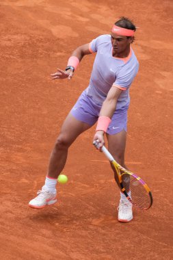 İspanya 'dan Rafael Nadal, 25 Nisan 2024 tarihinde İspanya' nın Madrid kentinde oynanan Mutua Madrid Açık ikinci tur karşılaşmasında Darwin Blanch 'a karşı harekete geçti.