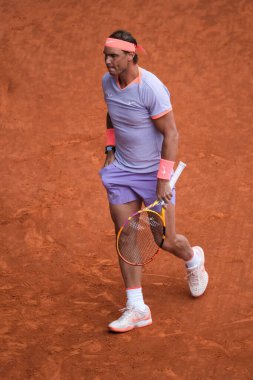 İspanya 'dan Rafael Nadal, 25 Nisan 2024 tarihinde İspanya' nın Madrid kentinde oynanan Mutua Madrid Açık ikinci tur karşılaşmasında Darwin Blanch 'a karşı harekete geçti.