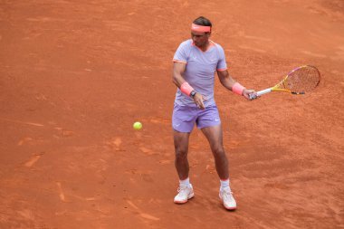 İspanya 'dan Rafael Nadal, 25 Nisan 2024 tarihinde İspanya' nın Madrid kentinde oynanan Mutua Madrid Açık ikinci tur karşılaşmasında Darwin Blanch 'a karşı harekete geçti.