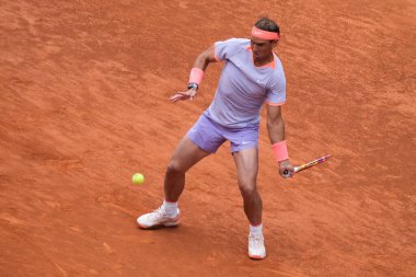 İspanya 'dan Rafael Nadal, 25 Nisan 2024 tarihinde İspanya' nın Madrid kentinde oynanan Mutua Madrid Açık ikinci tur karşılaşmasında Darwin Blanch 'a karşı harekete geçti.
