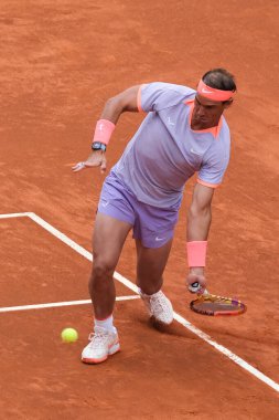 İspanya 'dan Rafael Nadal, 25 Nisan 2024 tarihinde İspanya' nın Madrid kentinde oynanan Mutua Madrid Açık ikinci tur karşılaşmasında Darwin Blanch 'a karşı harekete geçti.