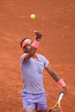 İspanya 'dan Rafael Nadal, 25 Nisan 2024 tarihinde İspanya' nın Madrid kentinde oynanan Mutua Madrid Açık ikinci tur karşılaşmasında Darwin Blanch 'a karşı harekete geçti.