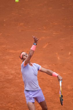 İspanya 'dan Rafael Nadal, 25 Nisan 2024 tarihinde İspanya' nın Madrid kentinde oynanan Mutua Madrid Açık ikinci tur karşılaşmasında Darwin Blanch 'a karşı harekete geçti.