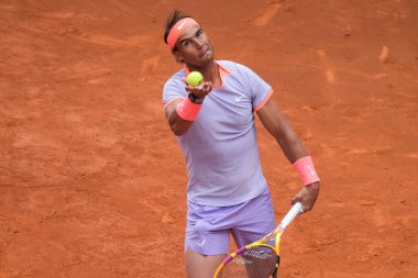 İspanya 'dan Rafael Nadal, 25 Nisan 2024 tarihinde İspanya' nın Madrid kentinde oynanan Mutua Madrid Açık ikinci tur karşılaşmasında Darwin Blanch 'a karşı harekete geçti.
