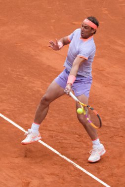 İspanya 'dan Rafael Nadal, 25 Nisan 2024 tarihinde İspanya' nın Madrid kentinde oynanan Mutua Madrid Açık ikinci tur karşılaşmasında Darwin Blanch 'a karşı harekete geçti.