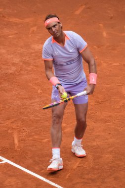 İspanya 'dan Rafael Nadal, 25 Nisan 2024 tarihinde İspanya' nın Madrid kentinde oynanan Mutua Madrid Açık ikinci tur karşılaşmasında Darwin Blanch 'a karşı harekete geçti.
