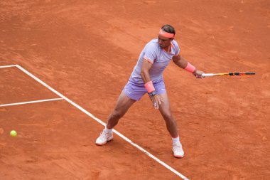 İspanya 'dan Rafael Nadal, 25 Nisan 2024 tarihinde İspanya' nın Madrid kentinde oynanan Mutua Madrid Açık ikinci tur karşılaşmasında Darwin Blanch 'a karşı harekete geçti.