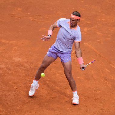 İspanya 'dan Rafael Nadal, 25 Nisan 2024 tarihinde İspanya' nın Madrid kentinde oynanan Mutua Madrid Açık ikinci tur karşılaşmasında Darwin Blanch 'a karşı harekete geçti.
