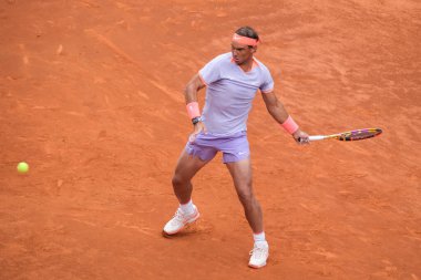 İspanya 'dan Rafael Nadal, 25 Nisan 2024 tarihinde İspanya' nın Madrid kentinde oynanan Mutua Madrid Açık ikinci tur karşılaşmasında Darwin Blanch 'a karşı harekete geçti.