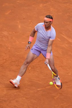 İspanya 'dan Rafael Nadal, 25 Nisan 2024 tarihinde İspanya' nın Madrid kentinde oynanan Mutua Madrid Açık ikinci tur karşılaşmasında Darwin Blanch 'a karşı harekete geçti.