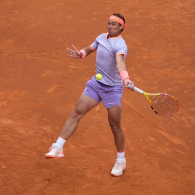 İspanya 'dan Rafael Nadal, 25 Nisan 2024 tarihinde İspanya' nın Madrid kentinde oynanan Mutua Madrid Açık ikinci tur karşılaşmasında Darwin Blanch 'a karşı harekete geçti.