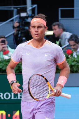 İspanya 'dan Rafael Nadal, 25 Nisan 2024 tarihinde İspanya' nın Madrid kentinde oynanan Mutua Madrid Açık ikinci tur karşılaşmasında Darwin Blanch 'a karşı harekete geçti.