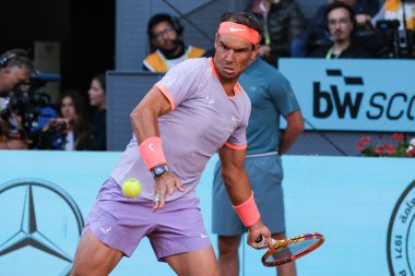 İspanya 'dan Rafael Nadal, 25 Nisan 2024 tarihinde İspanya' nın Madrid kentinde oynanan Mutua Madrid Açık ikinci tur karşılaşmasında Darwin Blanch 'a karşı harekete geçti.