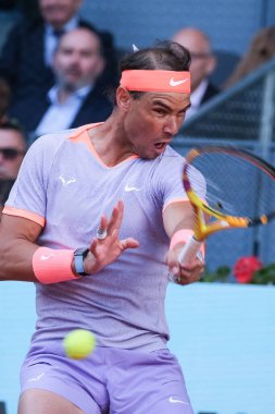 İspanya 'dan Rafael Nadal, 25 Nisan 2024 tarihinde İspanya' nın Madrid kentinde oynanan Mutua Madrid Açık ikinci tur karşılaşmasında Darwin Blanch 'a karşı harekete geçti.