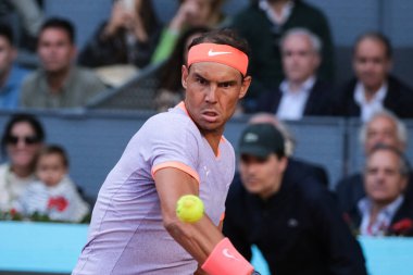 İspanya 'dan Rafael Nadal, 25 Nisan 2024 tarihinde İspanya' nın Madrid kentinde oynanan Mutua Madrid Açık ikinci tur karşılaşmasında Darwin Blanch 'a karşı harekete geçti.