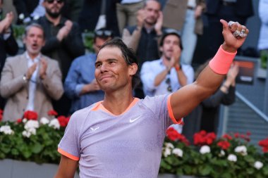 İspanya 'dan Rafael Nadal, 25 Nisan 2024 tarihinde İspanya' nın Madrid kentinde oynanan Mutua Madrid Açık ikinci tur karşılaşmasında Darwin Blanch 'a karşı harekete geçti.