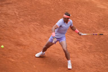 İspanya 'dan Rafael Nadal, 25 Nisan 2024 tarihinde İspanya' nın Madrid kentinde oynanan Mutua Madrid Açık ikinci tur karşılaşmasında Darwin Blanch 'a karşı harekete geçti.