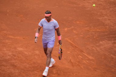 İspanya 'dan Rafael Nadal, 25 Nisan 2024 tarihinde İspanya' nın Madrid kentinde oynanan Mutua Madrid Açık ikinci tur karşılaşmasında Darwin Blanch 'a karşı harekete geçti.