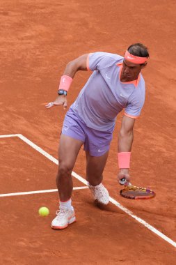 İspanya 'dan Rafael Nadal, 25 Nisan 2024 tarihinde İspanya' nın Madrid kentinde oynanan Mutua Madrid Açık ikinci tur karşılaşmasında Darwin Blanch 'a karşı harekete geçti.