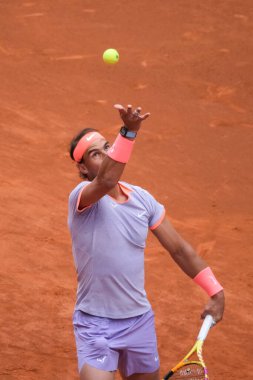 İspanya 'dan Rafael Nadal, 25 Nisan 2024 tarihinde İspanya' nın Madrid kentinde oynanan Mutua Madrid Açık ikinci tur karşılaşmasında Darwin Blanch 'a karşı harekete geçti.