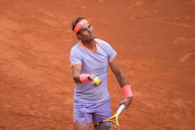 İspanya 'dan Rafael Nadal, 25 Nisan 2024 tarihinde İspanya' nın Madrid kentinde oynanan Mutua Madrid Açık ikinci tur karşılaşmasında Darwin Blanch 'a karşı harekete geçti.