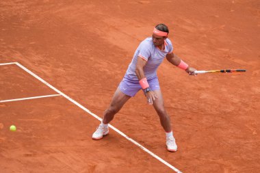 İspanya 'dan Rafael Nadal, 25 Nisan 2024 tarihinde İspanya' nın Madrid kentinde oynanan Mutua Madrid Açık ikinci tur karşılaşmasında Darwin Blanch 'a karşı harekete geçti.