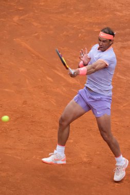 İspanya 'dan Rafael Nadal, 25 Nisan 2024 tarihinde İspanya' nın Madrid kentinde oynanan Mutua Madrid Açık ikinci tur karşılaşmasında Darwin Blanch 'a karşı harekete geçti.
