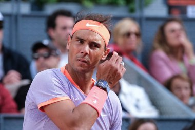 İspanya 'dan Rafael Nadal, 25 Nisan 2024 tarihinde İspanya' nın Madrid kentinde oynanan Mutua Madrid Açık ikinci tur karşılaşmasında Darwin Blanch 'a karşı harekete geçti.