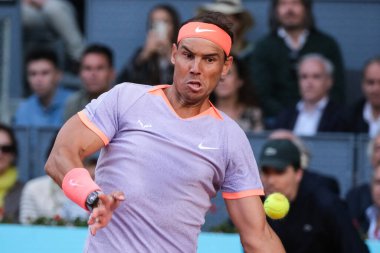 İspanya 'dan Rafael Nadal, 25 Nisan 2024 tarihinde İspanya' nın Madrid kentinde oynanan Mutua Madrid Açık ikinci tur karşılaşmasında Darwin Blanch 'a karşı harekete geçti.