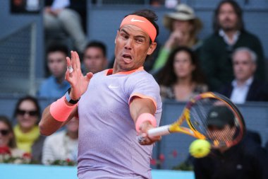 İspanya 'dan Rafael Nadal, 25 Nisan 2024 tarihinde İspanya' nın Madrid kentinde oynanan Mutua Madrid Açık ikinci tur karşılaşmasında Darwin Blanch 'a karşı harekete geçti.
