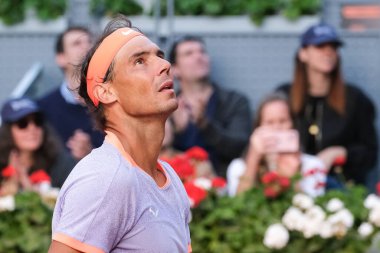 İspanya 'dan Rafael Nadal, 25 Nisan 2024 tarihinde İspanya' nın Madrid kentinde oynanan Mutua Madrid Açık ikinci tur karşılaşmasında Darwin Blanch 'a karşı harekete geçti.