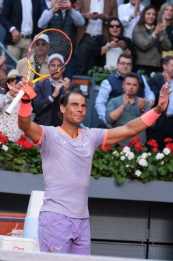 İspanya 'dan Rafael Nadal, 25 Nisan 2024 tarihinde İspanya' nın Madrid kentinde oynanan Mutua Madrid Açık ikinci tur karşılaşmasında Darwin Blanch 'a karşı harekete geçti.