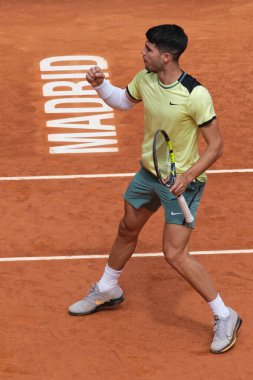 İspanya 'dan Carlos Alcaraz, 26 Nisan 2024 tarihinde İspanya' nın Madrid kentinde oynanan Mutua Madrid Açık 'ta oynanan ikinci tur karşılaşmasında Alexander Shevchenko' ya karşı oynadı..