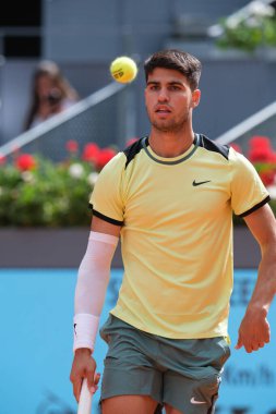 İspanya 'dan Carlos Alcaraz, 26 Nisan 2024 tarihinde İspanya' nın Madrid kentinde oynanan Mutua Madrid Açık 'ta oynanan ikinci tur karşılaşmasında Alexander Shevchenko' ya karşı oynadı..