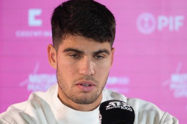 İspanya 'dan Carlos Alcaraz, 26 Nisan 2024 tarihinde İspanya' nın Madrid kentinde oynanan Mutua Madrid Açık 'ta oynanan ikinci tur karşılaşmasında Alexander Shevchenko' ya karşı oynadı..